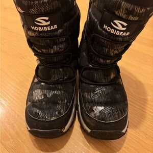 Black Rain and Snow Boots with Insulation and Thick Sole